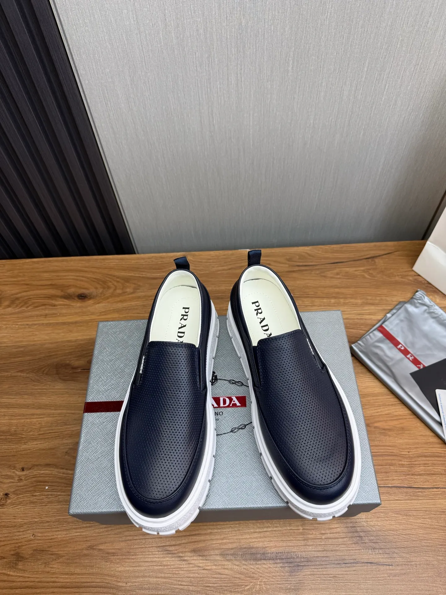 Men's shoes 💰580💰 [PRADA] Men's shoes are popular in the counter, official website is synchronized, 1 high-quality shipment ✔️Imported cowhide punching + cowhide lining, 1🆚1 replica, original sole, 38-45 (45 customized, non-refundable)